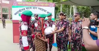 সাতক্ষীরায় বিজিবির উদ্যোগে ত্রাণ বিতরণ